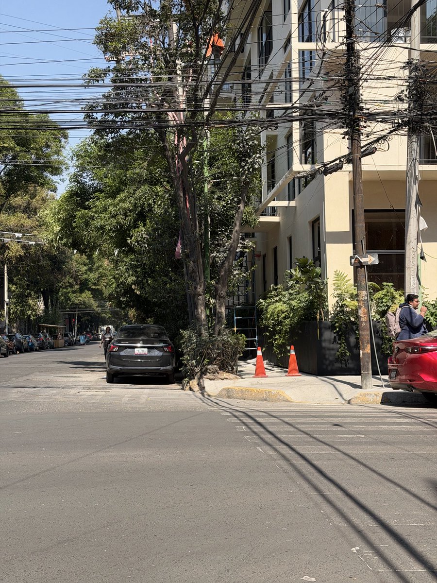Buen día
| <a href="/AlcCuauhtemocMx/">Alcaldía Cuauhtémoc</a>
<a href="/AlessandraRdlv/">Alessandra Rojo de la Vega</a> está construcción que está en la calle de rosas moreno y Guillermo Prieto, col Sn Rafael, siempre cierran la banqueta y no ponen paso peatonal abajo de la misma.
Espero que puedan atender este inconveniente.
Muchas gracias