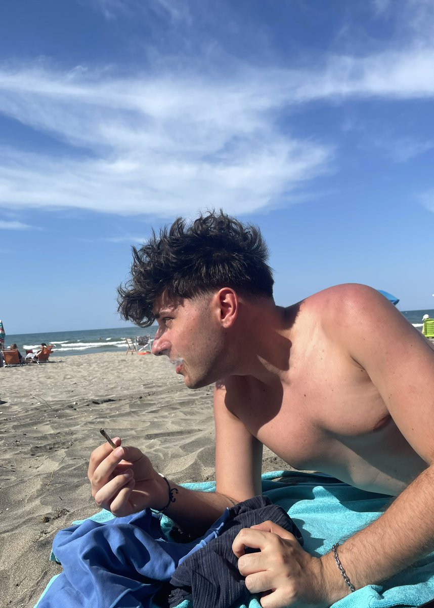 Aletales1's tweet photo. summer loading 🥵 https://t.co/b777lQXGQ1