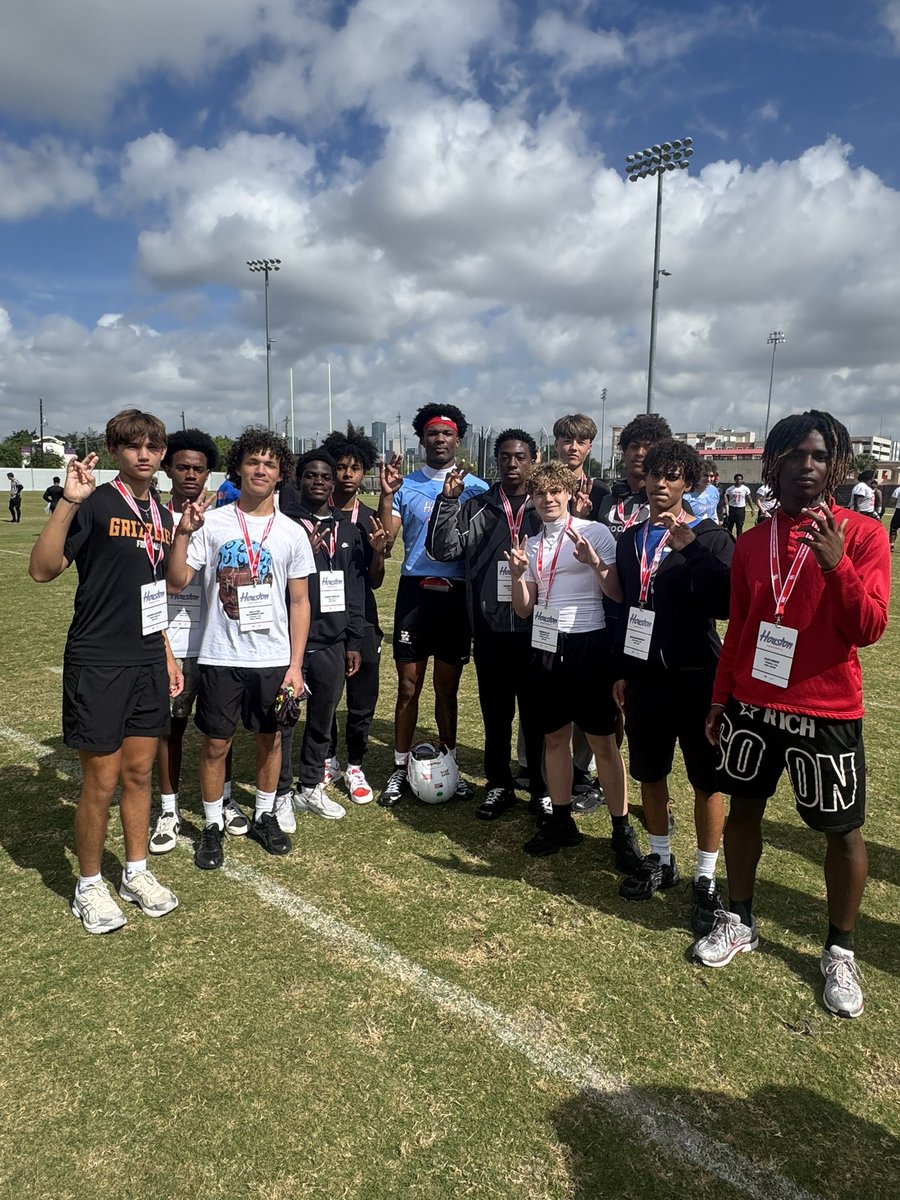 JacobJMayers's tweet photo. Thanks @Phillip_Hunt53 for taking me out for a great visit to U of H! Also grateful to meet @KeiHenderson1 aswell as too take in information as a DB and watch the older guys perform!
@CRO31 @CoachFrost12 @CoachBalderas @CoachBenBlack @CoachEkanem @LeoJRodgersIV @CoachBoodon https://t.co/LMBV8bROSf