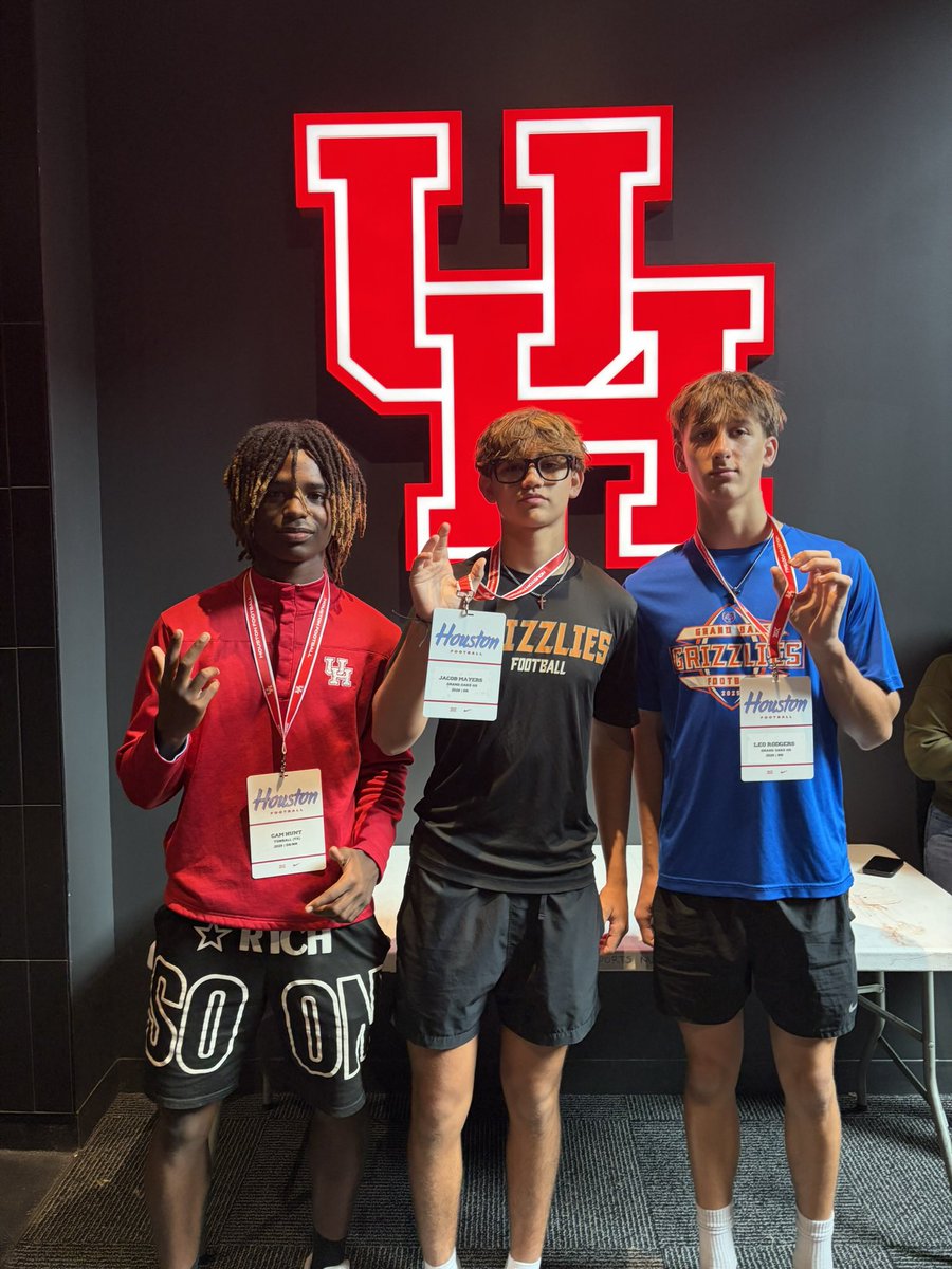 JacobJMayers's tweet photo. Thanks @Phillip_Hunt53 for taking me out for a great visit to U of H! Also grateful to meet @KeiHenderson1 aswell as too take in information as a DB and watch the older guys perform!
@CRO31 @CoachFrost12 @CoachBalderas @CoachBenBlack @CoachEkanem @LeoJRodgersIV @CoachBoodon https://t.co/LMBV8bROSf