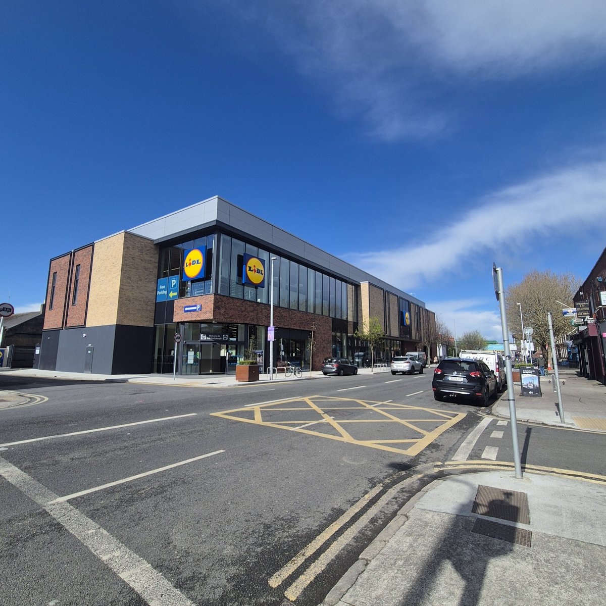 ClonliffeHouse's tweet photo. A warm welcome to our new neighbours Lidl Ireland which opened in Ballybough this morning! Congratulations on a fantastic new store! We won't have far to go to get our lemons! 🍋
#Ballybough #Dublinthree #lidlballybough @lidl_ireland https://t.co/c2rY3Ewa4M