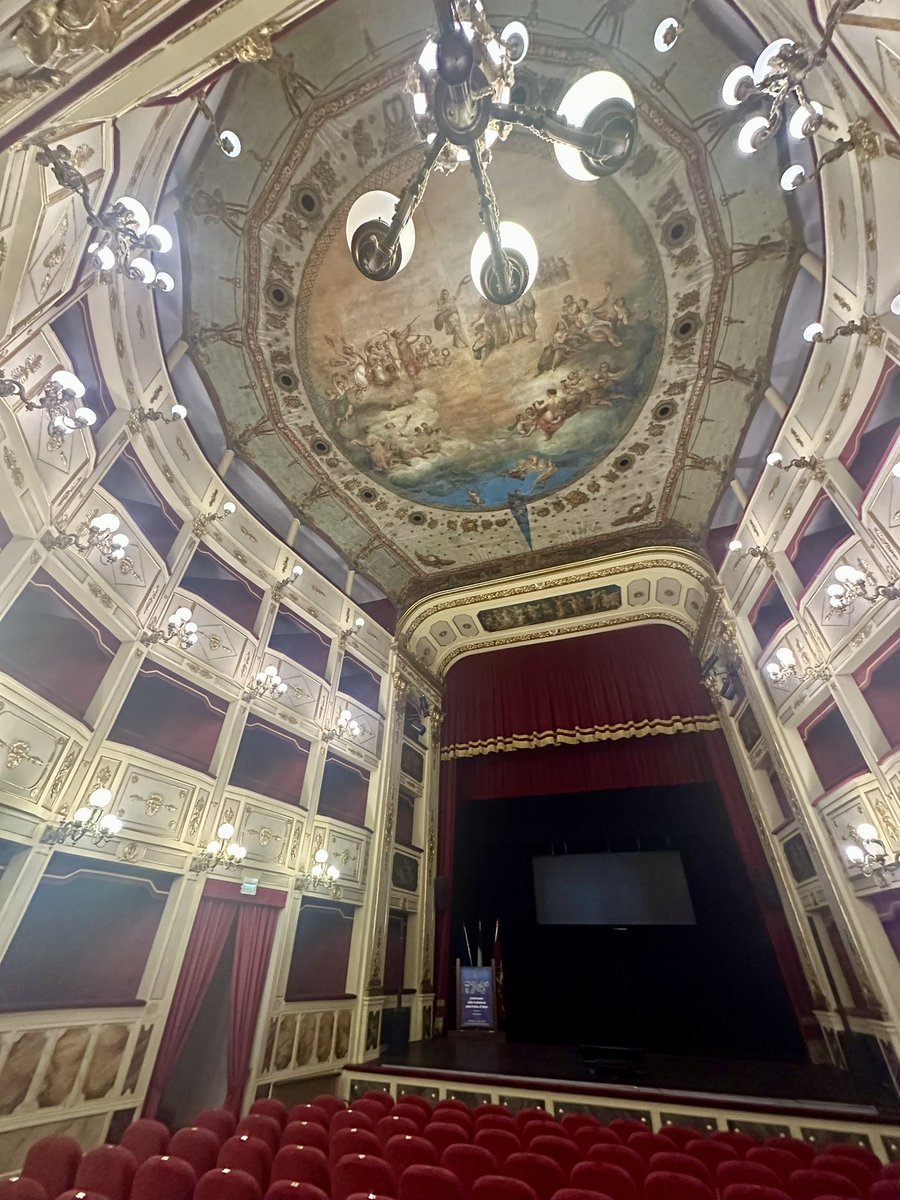baldazzi75's tweet photo. Interessante convegno a beneficio dei professionisti accreditati c/o #ConfcommercioBasilicata sulla contrattazione collettiva di settore. https://t.co/FApruc85B9