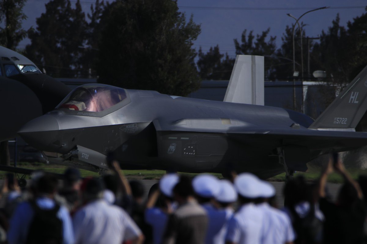 Donpatoinfowars's tweet photo. El #F35 #LightningII se caracteriza y se destaca por:

*Sigilo extremo (Stealth): Es uno de los aviones más difíciles de detectar por radares enemigos, lo que le permite operar en entornos altamente hostiles.

*Fusión de sensores avanzada: Combina información de radar, infrarrojos, EW y cámaras en una sola imagen para el piloto (situational awareness superior).

*Multirrol real: Excelente en superioridad aérea, ataque a tierra, reconocimiento, guerra electrónica y misiones de inteligencia.

*Conectividad de red: Comparte datos en tiempo real con otros aviones, buques y tropas en tierra (network-centric warfare).

*Versatilidad operativa: Tres versiones (A, B y C) que sirven a la Fuerza Aérea, Marina y Marines (despegue corto/vertical y portaaviones).

*Armamento interno: Puede llevar misiles y bombas guiadas sin perder sigilo.

La conciencia compartida cambia la forma en que operan las fuerzas. El F-35 conecta plataformas permitiendo decisiones más rápidas, una coordinación más estrecha y una fuerza más efectiva.

El impulso global continúa: se avanza en la preparación, se amplían las alianzas y se brindan capacidades donde más se necesitan. En un entorno de seguridad complejo, la información oportuna y conectada es crítica.

El F-35 define el futuro de las operaciones integradas apoyando la conciencia compartida y la coordinación entre dominios.
🇨🇱🤝🇺🇸
@USNavy
@Southcom
@FACh_Chile
@AFSOUTH
@EmbajadaEEUUcl
@DeptofWar
@FIDAE_OFICIAL 

Agradecimiento a @luis_arev2