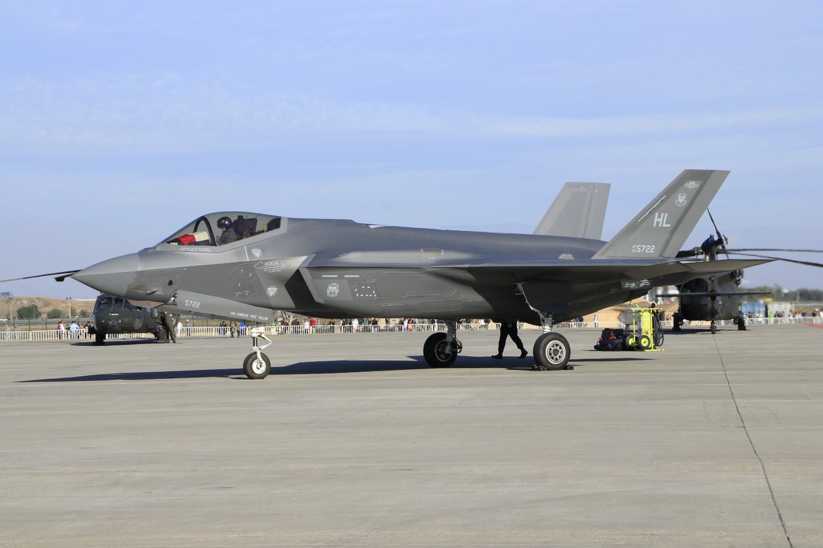 Donpatoinfowars's tweet photo. El #F35 #LightningII se caracteriza y se destaca por:

*Sigilo extremo (Stealth): Es uno de los aviones más difíciles de detectar por radares enemigos, lo que le permite operar en entornos altamente hostiles.

*Fusión de sensores avanzada: Combina información de radar, infrarrojos, EW y cámaras en una sola imagen para el piloto (situational awareness superior).

*Multirrol real: Excelente en superioridad aérea, ataque a tierra, reconocimiento, guerra electrónica y misiones de inteligencia.

*Conectividad de red: Comparte datos en tiempo real con otros aviones, buques y tropas en tierra (network-centric warfare).

*Versatilidad operativa: Tres versiones (A, B y C) que sirven a la Fuerza Aérea, Marina y Marines (despegue corto/vertical y portaaviones).

*Armamento interno: Puede llevar misiles y bombas guiadas sin perder sigilo.

La conciencia compartida cambia la forma en que operan las fuerzas. El F-35 conecta plataformas permitiendo decisiones más rápidas, una coordinación más estrecha y una fuerza más efectiva.

El impulso global continúa: se avanza en la preparación, se amplían las alianzas y se brindan capacidades donde más se necesitan. En un entorno de seguridad complejo, la información oportuna y conectada es crítica.

El F-35 define el futuro de las operaciones integradas apoyando la conciencia compartida y la coordinación entre dominios.
🇨🇱🤝🇺🇸
@USNavy
@Southcom
@FACh_Chile
@AFSOUTH
@EmbajadaEEUUcl
@DeptofWar
@FIDAE_OFICIAL 

Agradecimiento a @luis_arev2