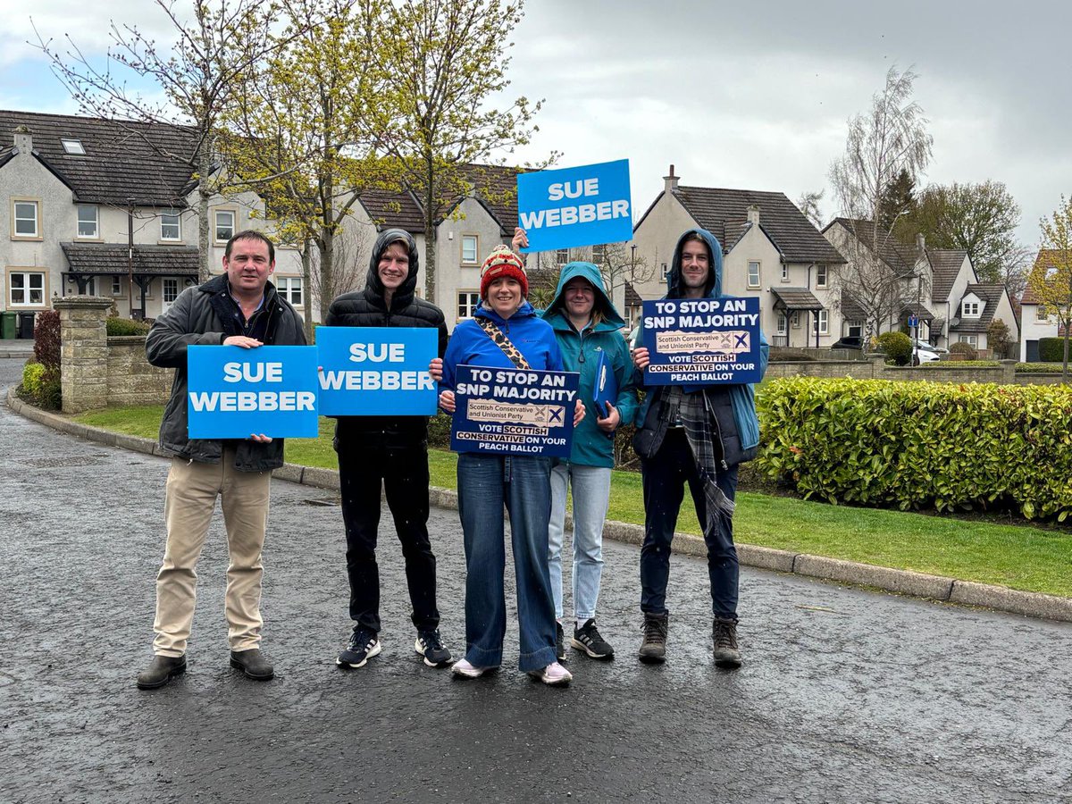 SueJWebber's tweet photo. Out chatting to residents across Bonaly and Colinton today and managed to stop by and see the mural on Cuddies Lane ft. Alfie! 

On the 7th May to stop an SNP majority vote:
🍑 Scottish Conservatives on the peach paper
🟪 Sue WEBBER on the purple ballot https://t.co/lLTsAHRfak