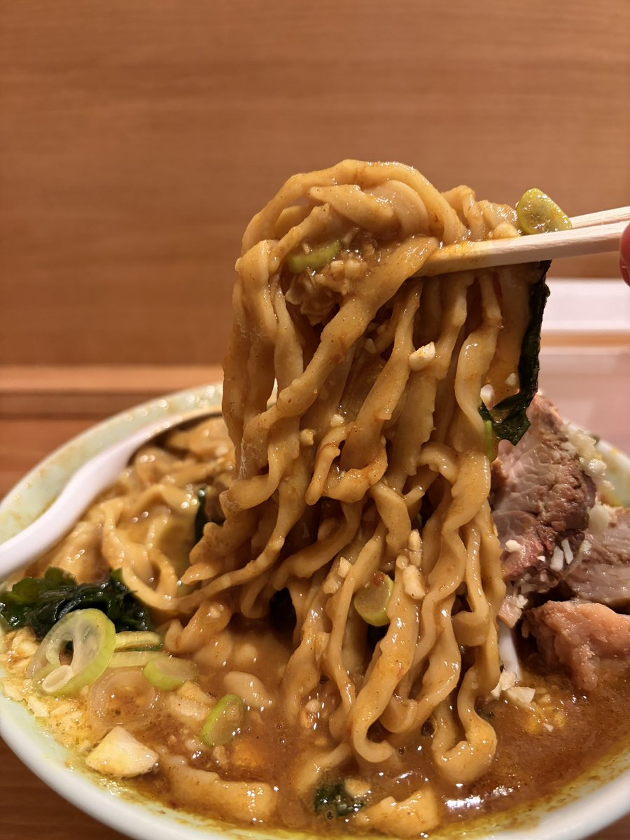 麺や六等星

羽釜濃厚ブイヨンへなちょこ咖喱らーめん

美しすぎるビジュ、！濃厚な咖喱スープに生クリームとニンニクの相性が良すぎる！！激うま濃厚スープには、この麺が良い。この麺良いなぁ、、
完食するまでずっと旨い。特別すぎる一杯。