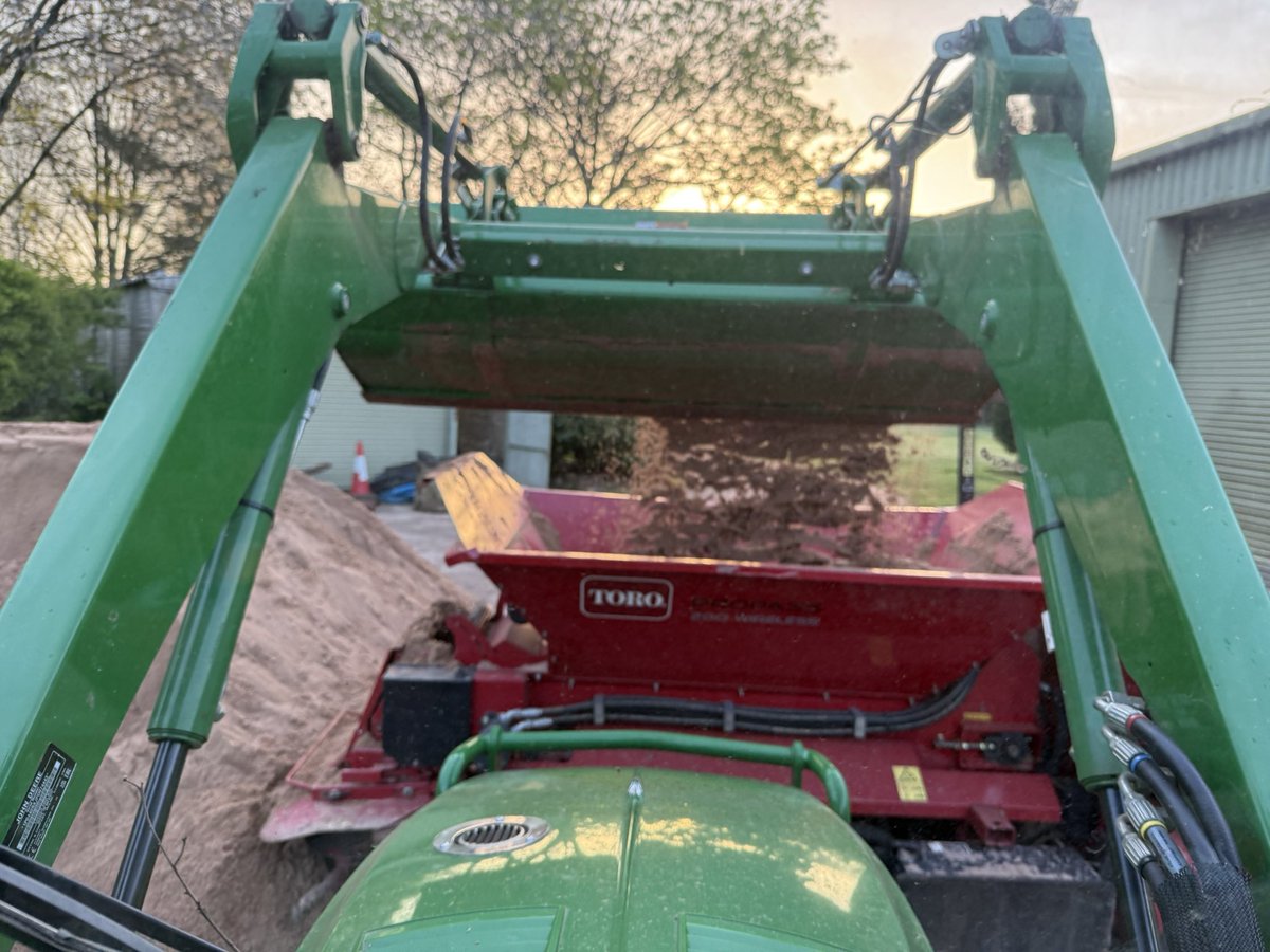 c86low's tweet image. Tees renovations ahead of overseeding next week! 20t sand applied with more planned following seeding next week! #golf #turf #greenkeeping