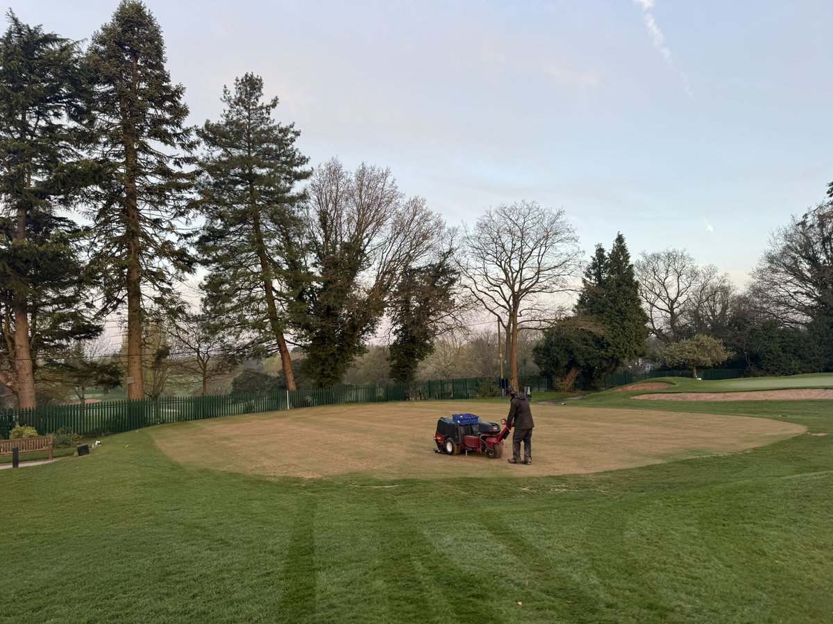 c86low's tweet image. Tees renovations ahead of overseeding next week! 20t sand applied with more planned following seeding next week! #golf #turf #greenkeeping