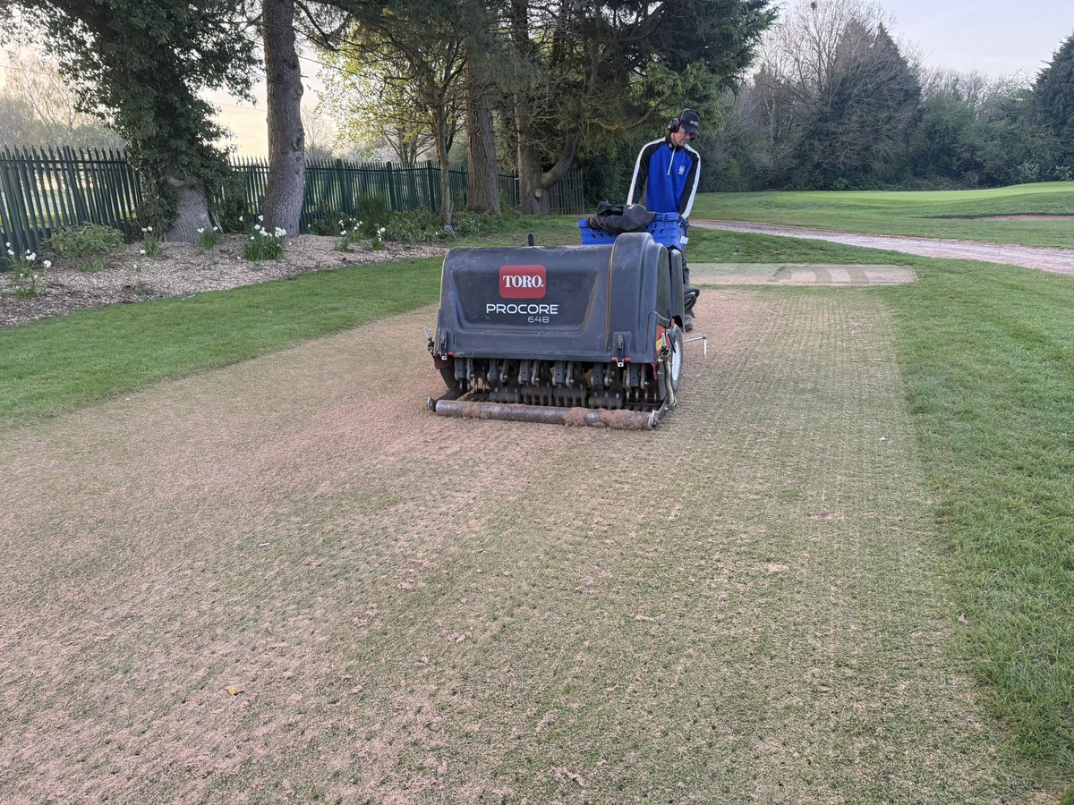 c86low's tweet image. Tees renovations ahead of overseeding next week! 20t sand applied with more planned following seeding next week! #golf #turf #greenkeeping