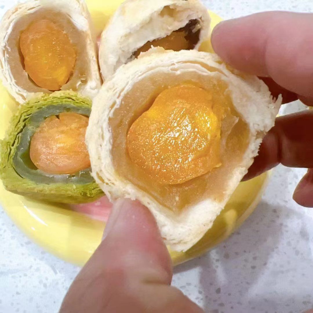 GirishdThakor2's tweet photo. Crunch time!  These crispy salted egg yolk crackers are so addictive—sharing with friends makes every bite better. Who’s grabbing a bag https://t.co/PcERsFOWin
