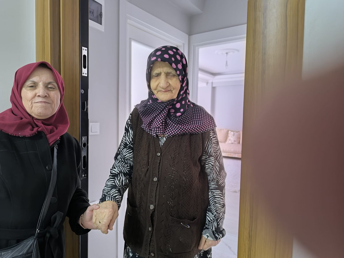 akkadinesenyurt's tweet photo. Sahadayız, vatandaşlarımızla bir araya gelerek talep ve görüşlerini dinliyor, gönül köprülerimizi güçlendirmeye devam ediyoruz.🤍 https://t.co/CBxDF1zMIW