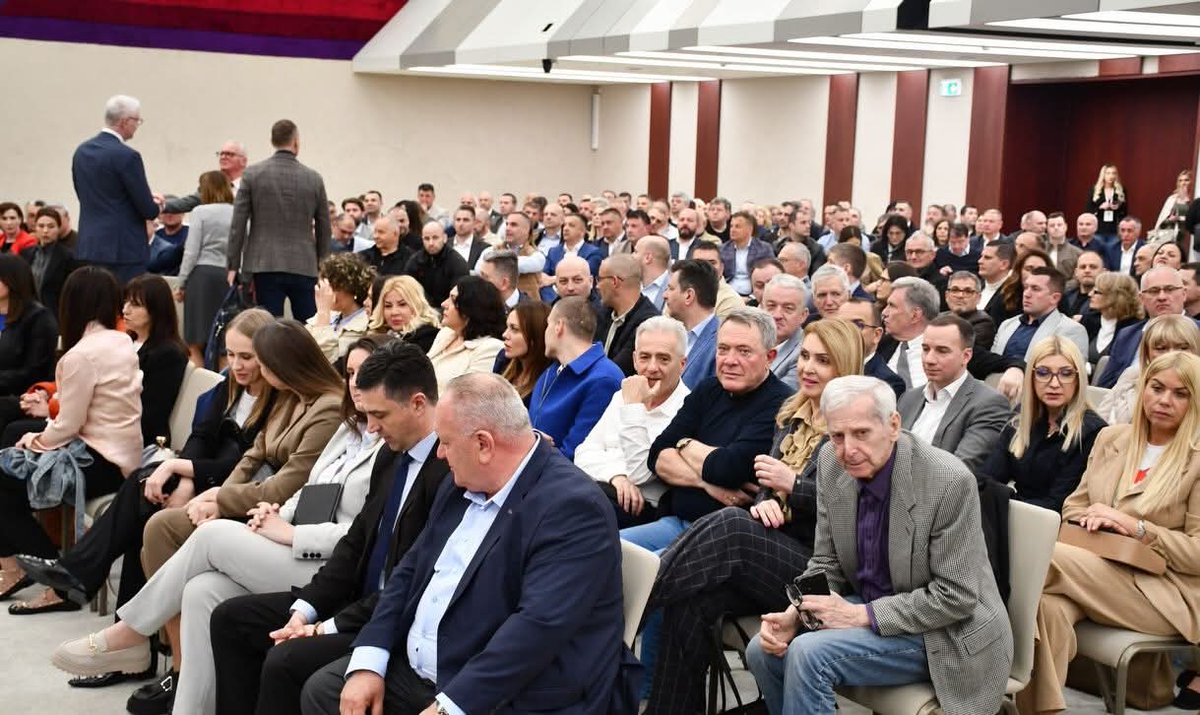 Милош Вучевић tweet media