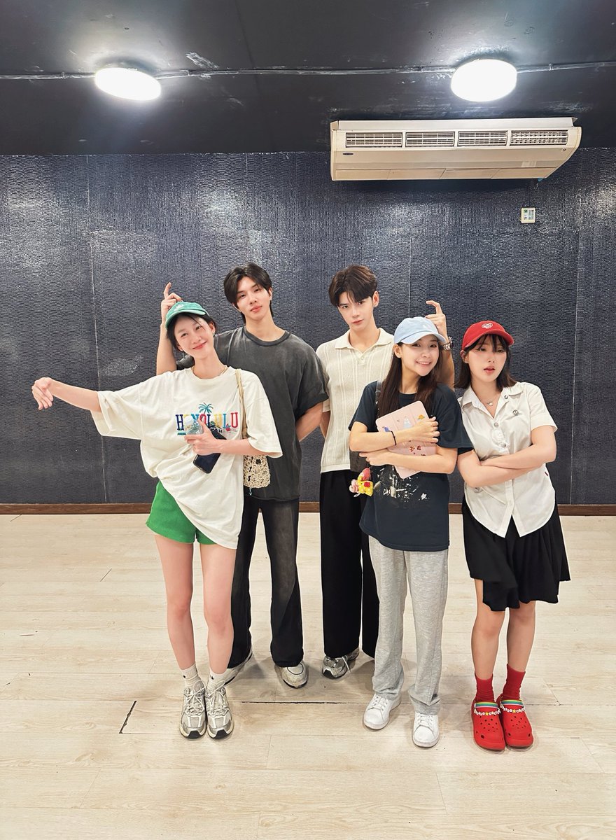 KongthupsPdc's tweet image. เหนื่อยเราไม่เหนื่อย
เมื่อยเราไม่เมื่อย
เราเต้นไปเรื่อยเรื่อย เราไม่เมื่อยเราไม่เหนื่อย
12 เมษานี้ รู้กัน 💪🏻🔥

ปล.ฝากแปะโฟคกี้ให้ทีค้าบ พี่ออมเหงาแล้ว 😽

@oldrosethepeach @ffolky_ 
@LongshiLee7 @Arm_Chaiyapat 
@praifahkrp @Bubblebebell 

#longarm #ormfolk #praifahbebell