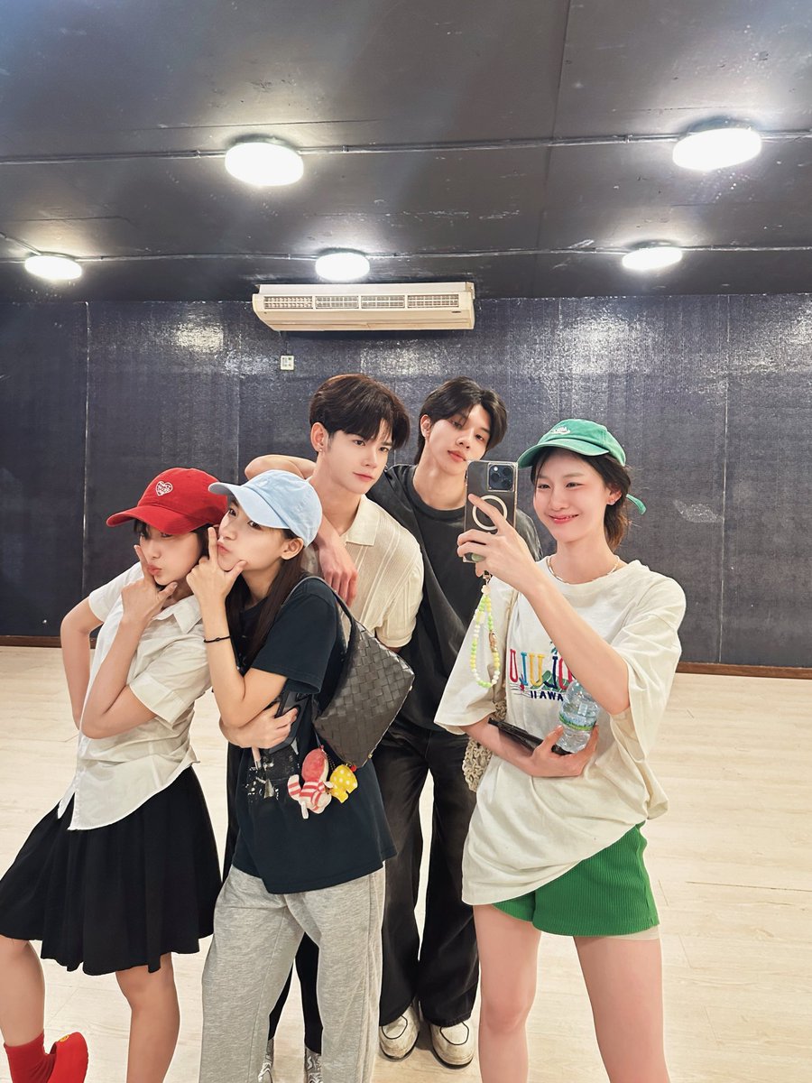 KongthupsPdc's tweet image. เหนื่อยเราไม่เหนื่อย
เมื่อยเราไม่เมื่อย
เราเต้นไปเรื่อยเรื่อย เราไม่เมื่อยเราไม่เหนื่อย
12 เมษานี้ รู้กัน 💪🏻🔥

ปล.ฝากแปะโฟคกี้ให้ทีค้าบ พี่ออมเหงาแล้ว 😽

@oldrosethepeach @ffolky_ 
@LongshiLee7 @Arm_Chaiyapat 
@praifahkrp @Bubblebebell 

#longarm #ormfolk #praifahbebell