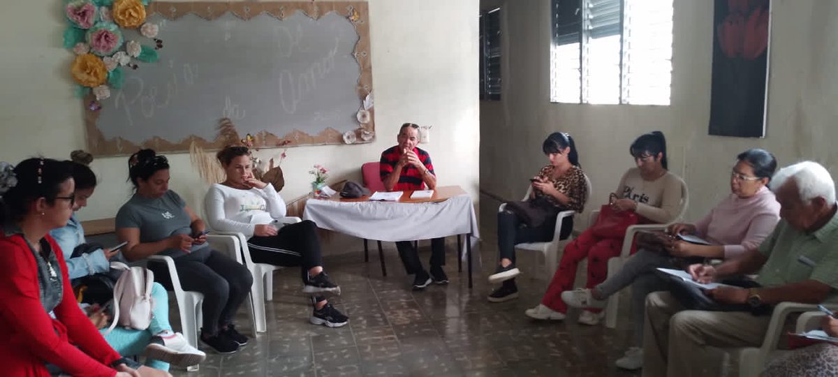 "Taller de descolonización cultural" . Esta vez la presentación del libro Florencia de Cuba, raíces canarias de su fundación, del MCs Bárbaro Pardillo. La FUM estuvo presente con la Dtra Emerita Delgado Guevara. 
#LaCulturaEnBuenasManos
#LatirAvileño 
#FlorenciaVaConTodo
#Cuba.