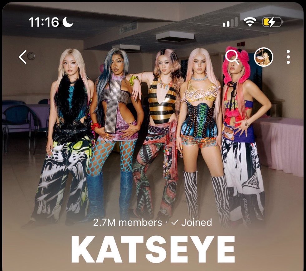 soph pinky flop. tweet media