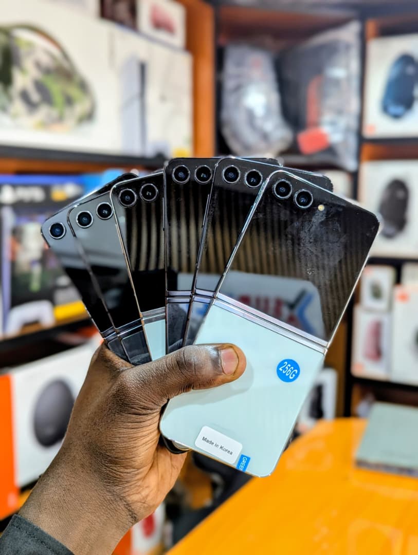 Krizstore's tweet photo. 🔥 UK Used Samsung Flip 5 – Premium Foldable Deal! 🔥
Experience the future of smartphones with the sleek and powerful Samsung Flip 5. Compact when folded, stunning when opened — a perfect mix of style, innovation, and performance. ✨📱
Enjoy the premium foldable design, https://t.co/zPCKXirg7h