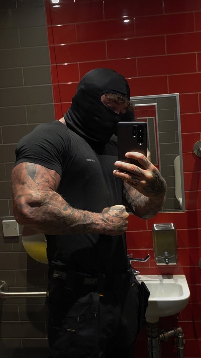 Zade_masked's tweet image. So I heard you were into big biceps 💪

#biceps #bicep #arms #bigarms #masked #maskedmen #maskedman