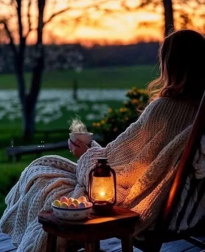 tolgacetin907's tweet image. #iyiakşamlar #perşembe 
Bir kere sevdaya tutulmaya gör
Akşam olur 
çökersin kalabalık caddelere
Her omuz seni ona götürür
Gittiğin her yer ondadır..