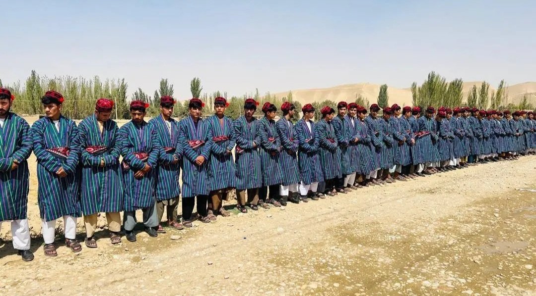 طالبان، میخواهند افغانستان را تجزیه کنند و برای رسیدن به این هدف، این گروه، زبان فارسی را حذف کردند و حال به ممنوع سازی لباس های فرهنگی و سنتی اوزبیک و دیگر اقوام و اجباری سازی لونگی و سبک لباس نامانوس طالبانی، اغاز کرده اند تا مردم به ستوه امده و تحریک شده و جنگ های قومی در