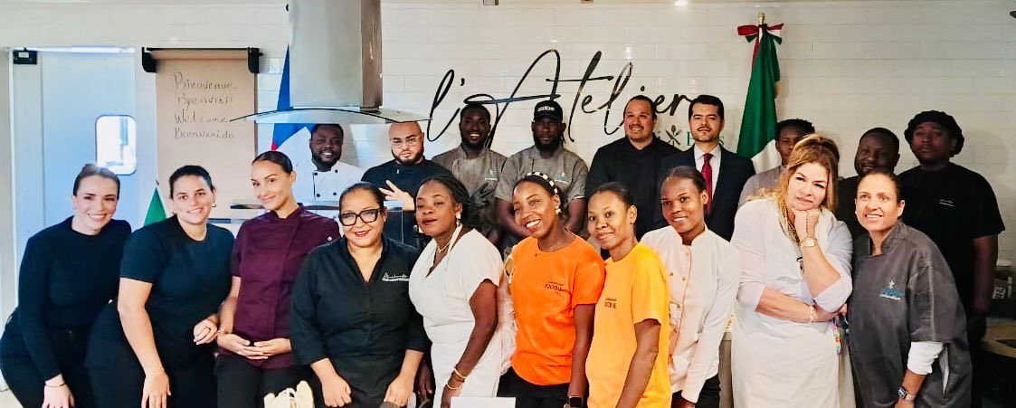 EmbamexHaiti's tweet image. Anbasad Meksik en Ayiti 🇭🇹 pataje yon komikike pou laprès sou vizit chèf meksiken Eric Daniel González Torres nan Pòtoprens, nan kad pwomosyon gastwonomi meksiken an.

📄Plis enfòmasyon nan dokiman ki ajoute a.
#DiplomaciaCultural #Mexique #Haïti #Gastronomie #Culture