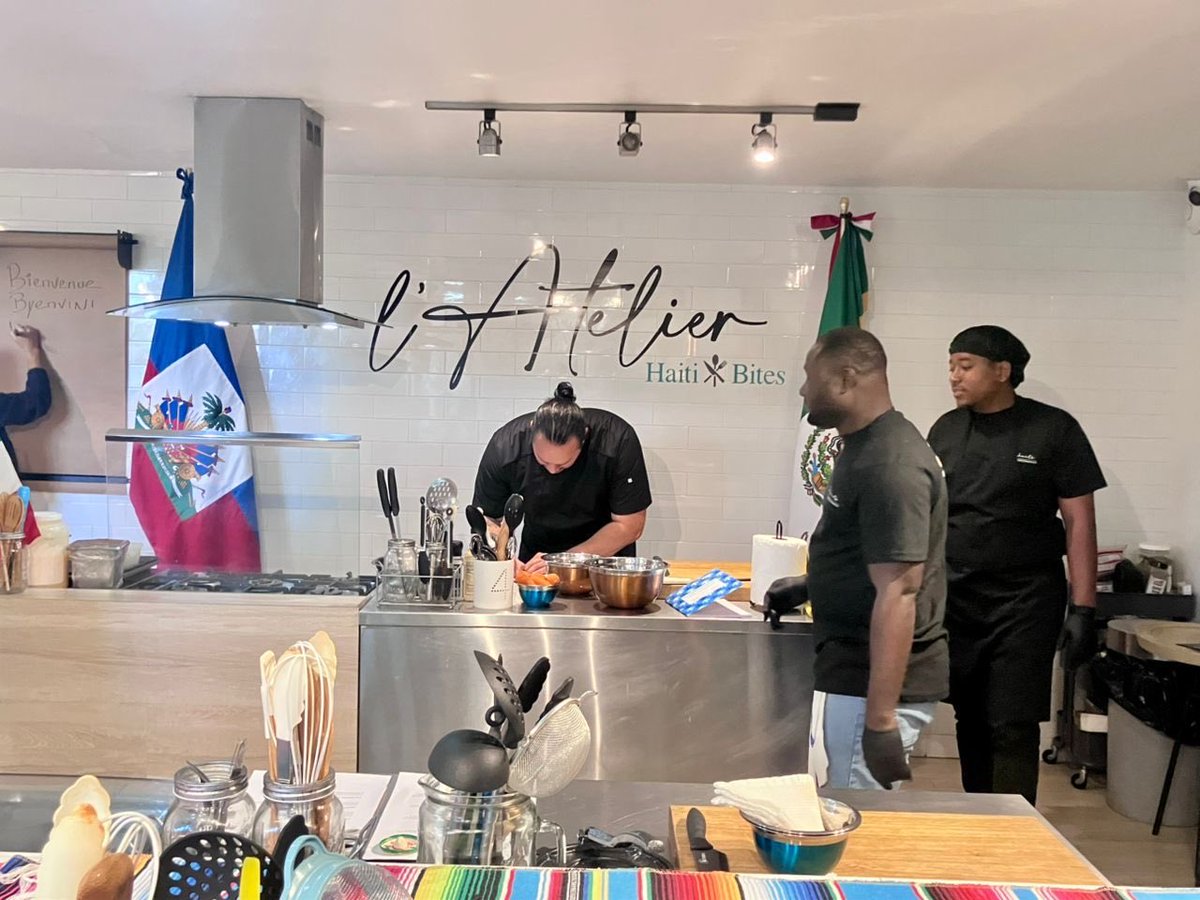 EmbamexHaiti's tweet image. Anbasad Meksik en Ayiti 🇭🇹 pataje yon komikike pou laprès sou vizit chèf meksiken Eric Daniel González Torres nan Pòtoprens, nan kad pwomosyon gastwonomi meksiken an.

📄Plis enfòmasyon nan dokiman ki ajoute a.
#DiplomaciaCultural #Mexique #Haïti #Gastronomie #Culture
