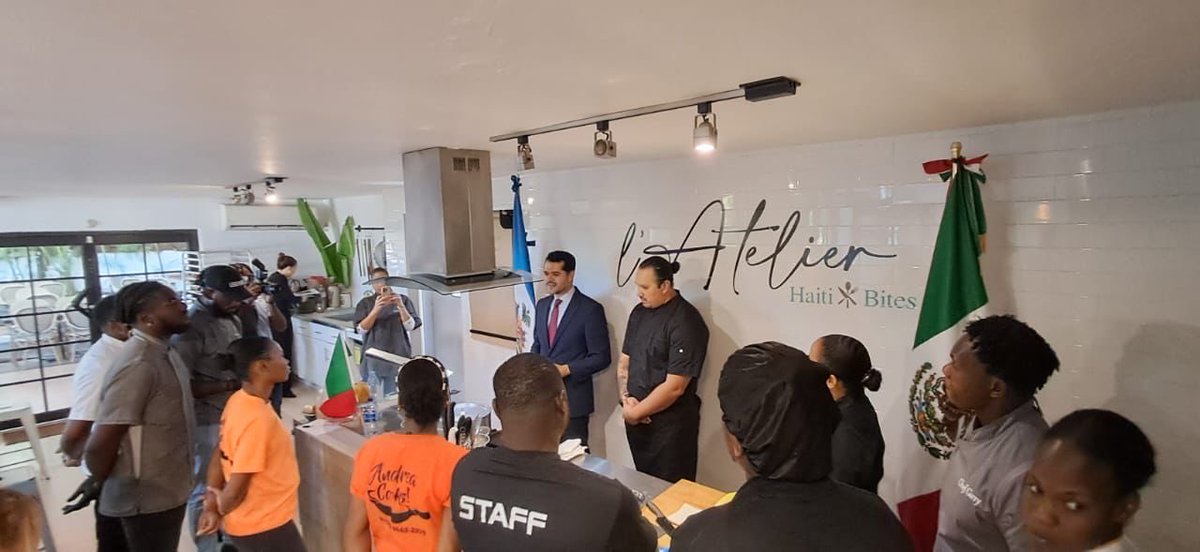 EmbamexHaiti's tweet image. Anbasad Meksik en Ayiti 🇭🇹 pataje yon komikike pou laprès sou vizit chèf meksiken Eric Daniel González Torres nan Pòtoprens, nan kad pwomosyon gastwonomi meksiken an.

📄Plis enfòmasyon nan dokiman ki ajoute a.
#DiplomaciaCultural #Mexique #Haïti #Gastronomie #Culture