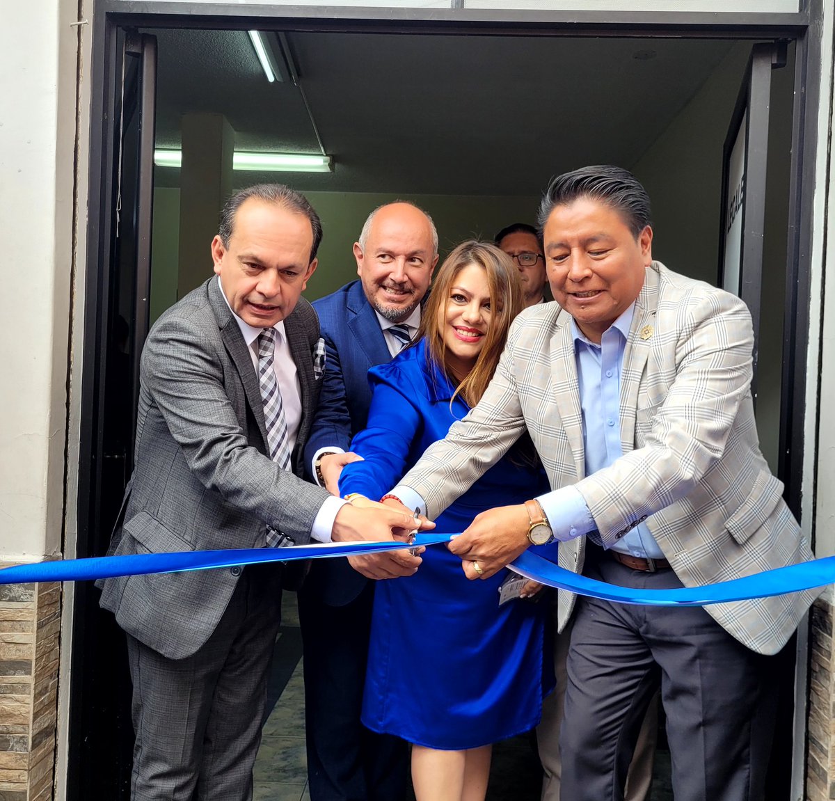 DefPublicaEC's tweet photo. Ricardo Morales Vela, Defensor Público General, y @Fabian_Iza_M alcalde de @mruminahui cortan la cinta e inauguran oficialmente el nuevo punto de atención de la Defensoría Pública del Ecuador en Sangolquí #SangolquíDefensoríaPública https://t.co/b5FiUZvUOT