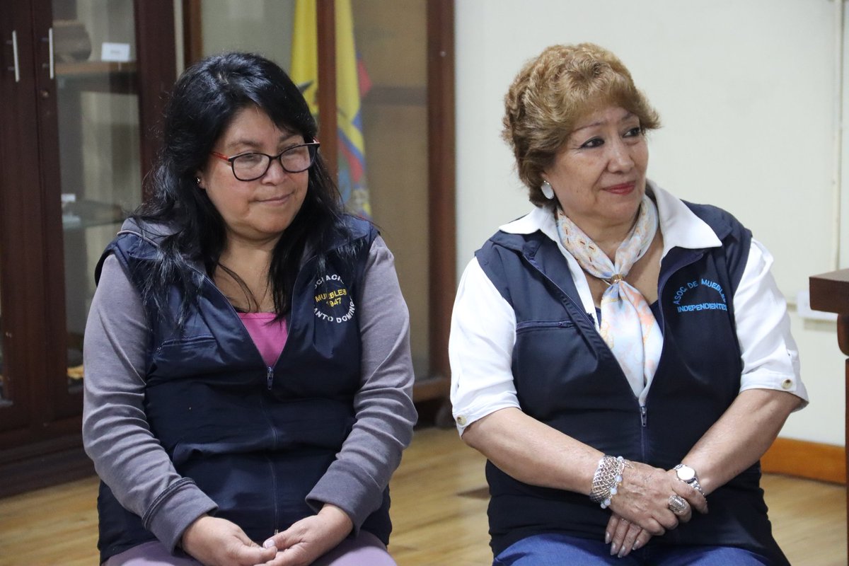 DianaCruzUIO's tweet photo. Nos reunimos con comerciantes del Mercado de San Roque, junto al concejal Héctor Cueva, para escuchar sus necesidades y avanzar en la recuperación de este espacio emblemático de la ciudad más linda del mundo.

Seguimos en territorio, construyendo soluciones con la gente.

#QuitoRenace #DianaCruz