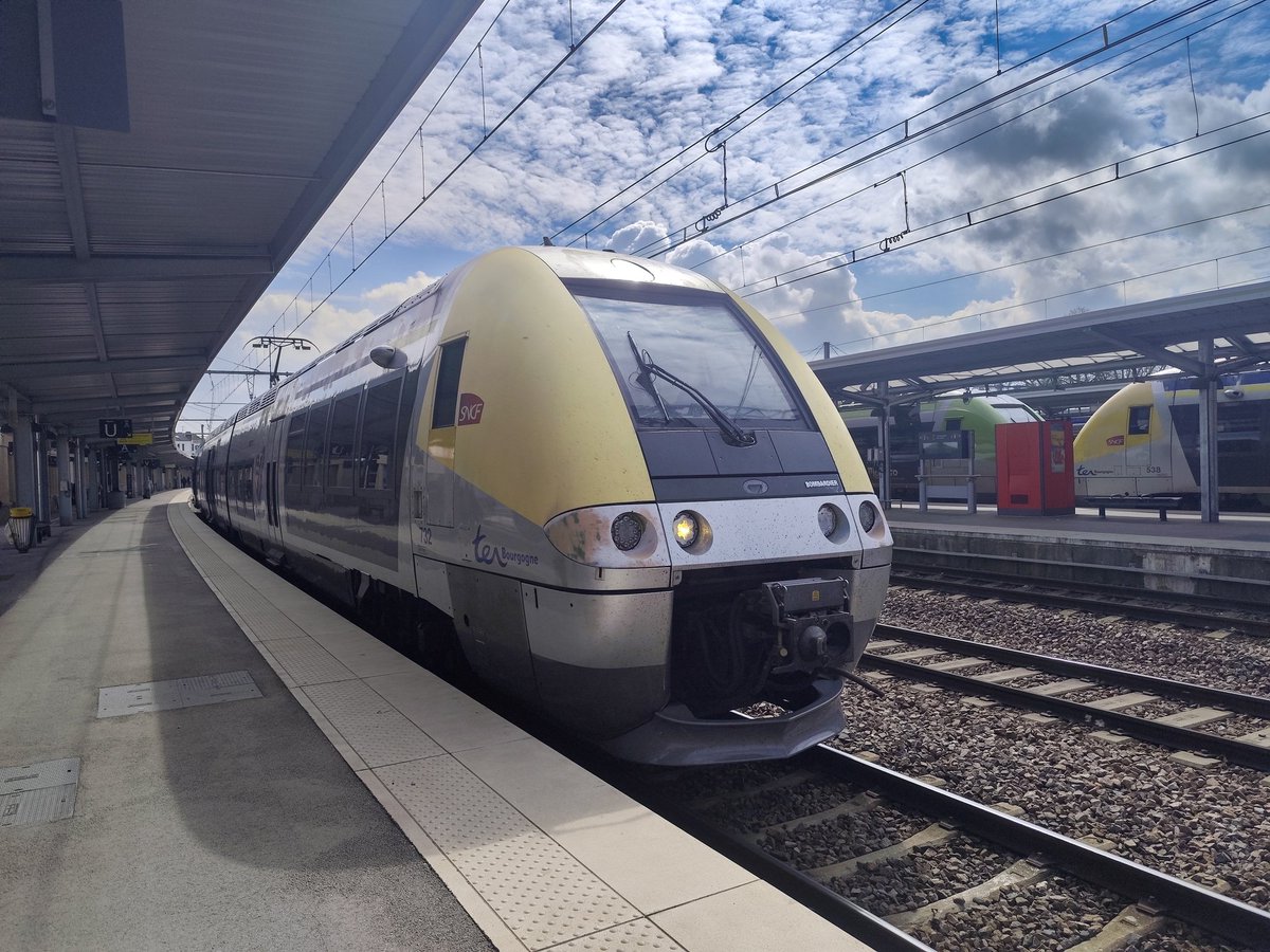 ADCDijon's tweet photo. Hello Twitt'X,
On vous retrouve aujourd'hui avec mon élève sur le @TER_BFC_Trafic 891358 en direction de Laroche-Migennes !

Bonne fin de journée et bon voyage à bord de nos #TrainMobigo

#SNCF #TeamTrain #TERBFC https://t.co/umxcVB0UxD