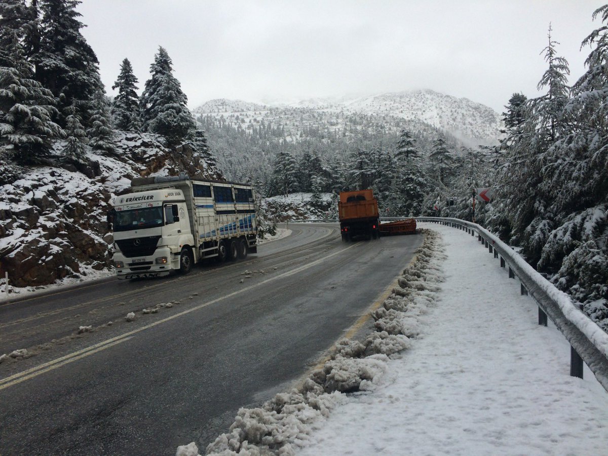 Antalya-Konya karayolunda kar yağışı başladı.