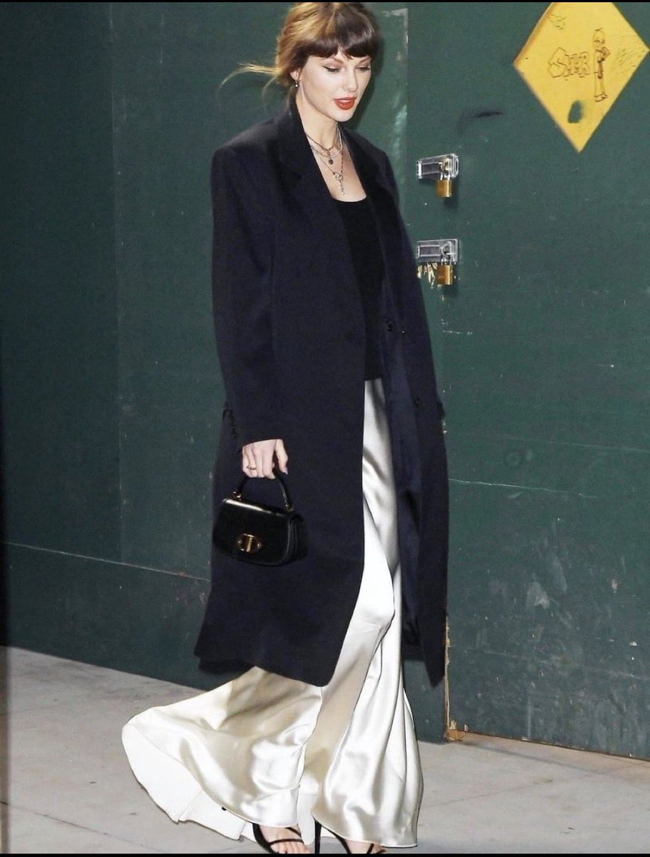 📸 | Taylor looking beautiful last night out in NYC