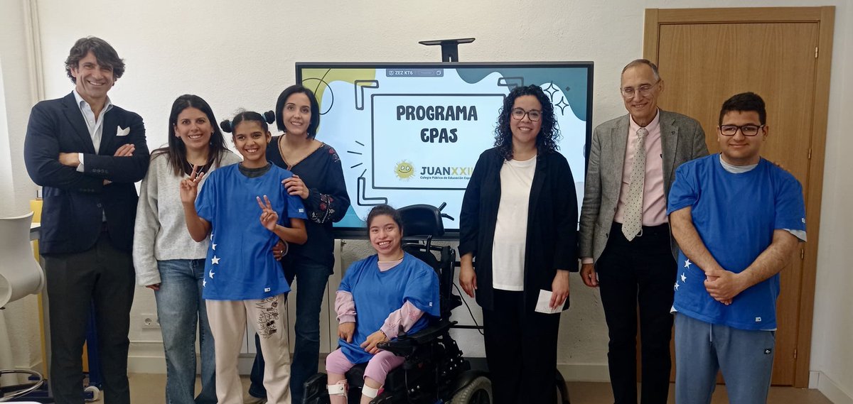 javiersobrino9's tweet photo. #CPEE Juan XXIII de Fuenlabrada. Admirable su proyecto #EPAS Escuela Embajadora del Parlamento Europeo @Europarl_ES. 🇪🇺
 "En una sociedad funcionalmente diversa ganamos todos". 
Gracias por vuestra dedicación y compromiso. 🙌🏻 https://t.co/l7eRMYVrqV
