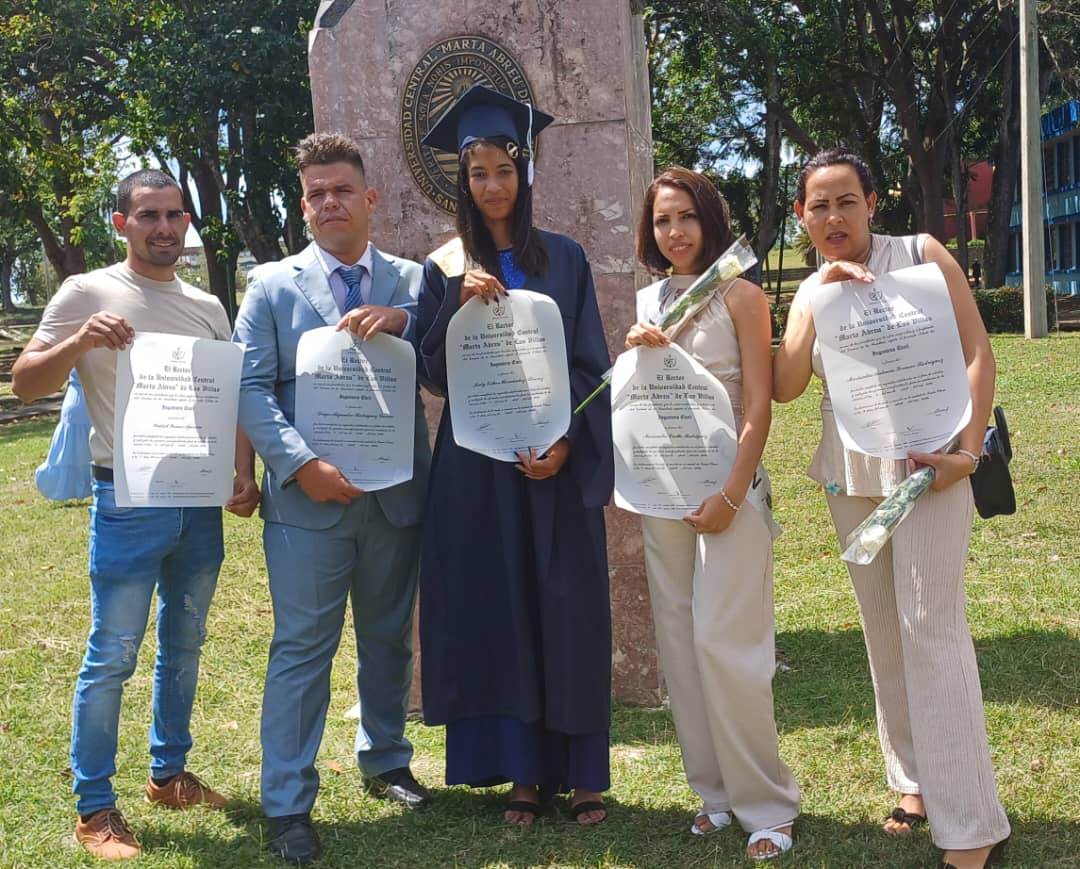 Se realiza en Teatro universitario, 70 graduación de la <a href="/UCLVCU/">UCLV 🇨🇺</a> curso 2025-26. Se gradúan 7 Ingenieros Civiles como representación de la <a href="/facultaddecons1/">@facultaddeconstrucciones-uclv</a>. Katy Esther Hernández Álvarez resultó la mejor graduada. Felicidades a todos!!!