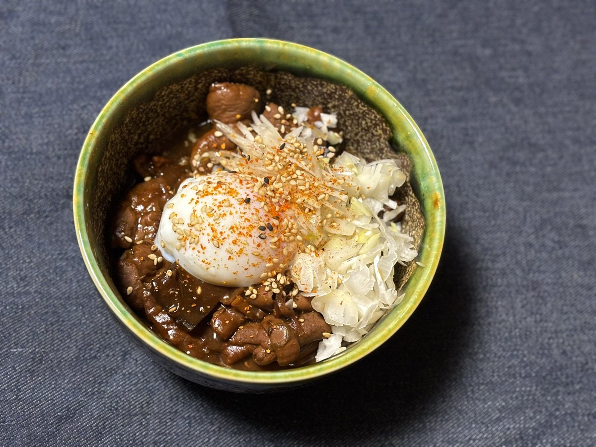 えも'sクッキング！

今回も4/26(日)のえもキャンに向けて
料理の試作をしてみました！

せっかく県外からも来ていただけるので
名古屋めしも召し上がって頂きたいと！
ということで
【どて煮】を作って見ました！

下茹しっかりして、
生姜も沢山入れたから超美味かった！
これはメニュー入りかな！？