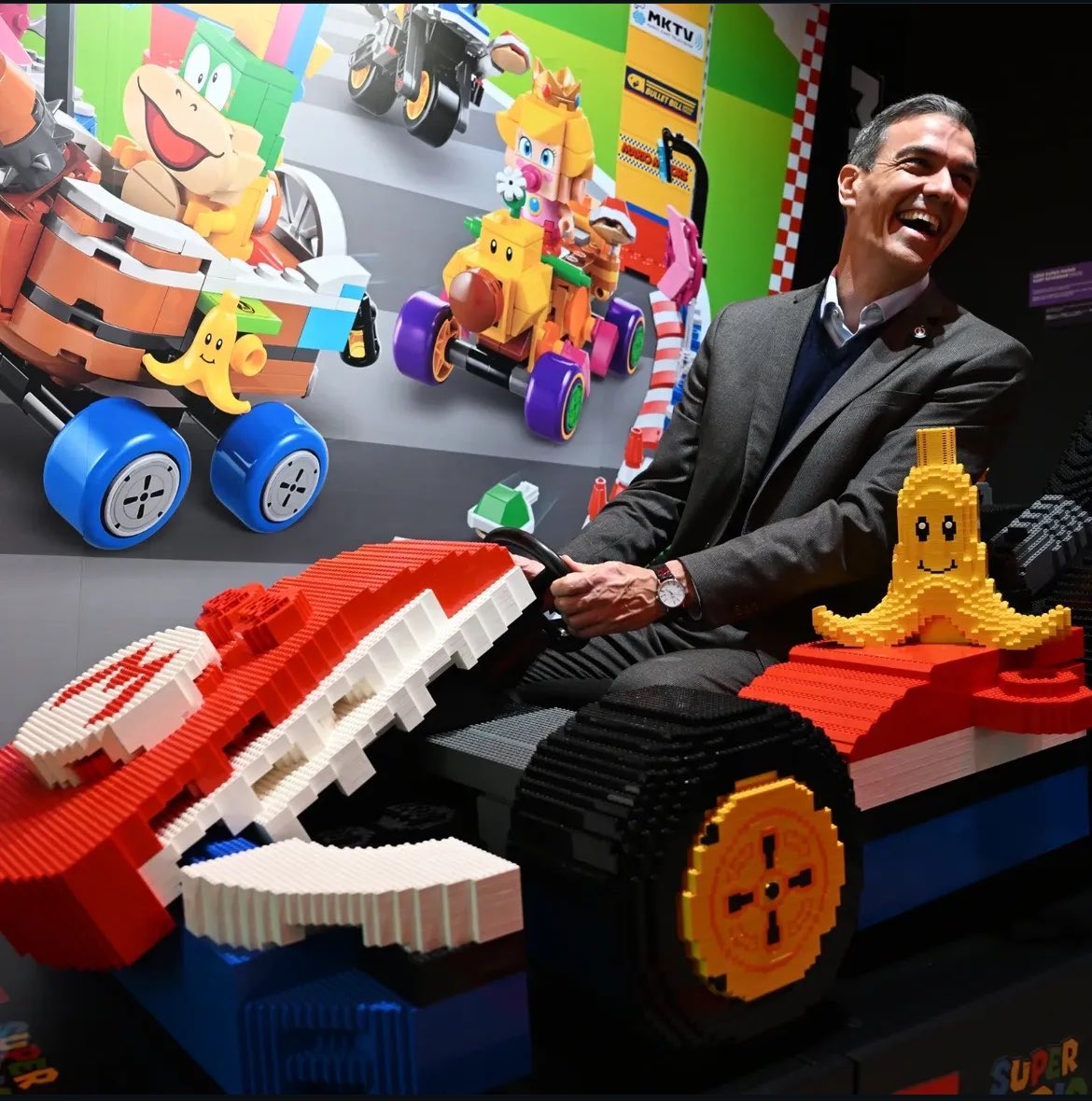 Saramurcia's tweet photo. El político  del que habla  todo el mundo,literalmente lo de mundo, subido en un coche hecho con piezas de Lego,preguntando dónde está la marcha,partido de risa.Carisma estratosférico. https://t.co/NuLEGgfvPh