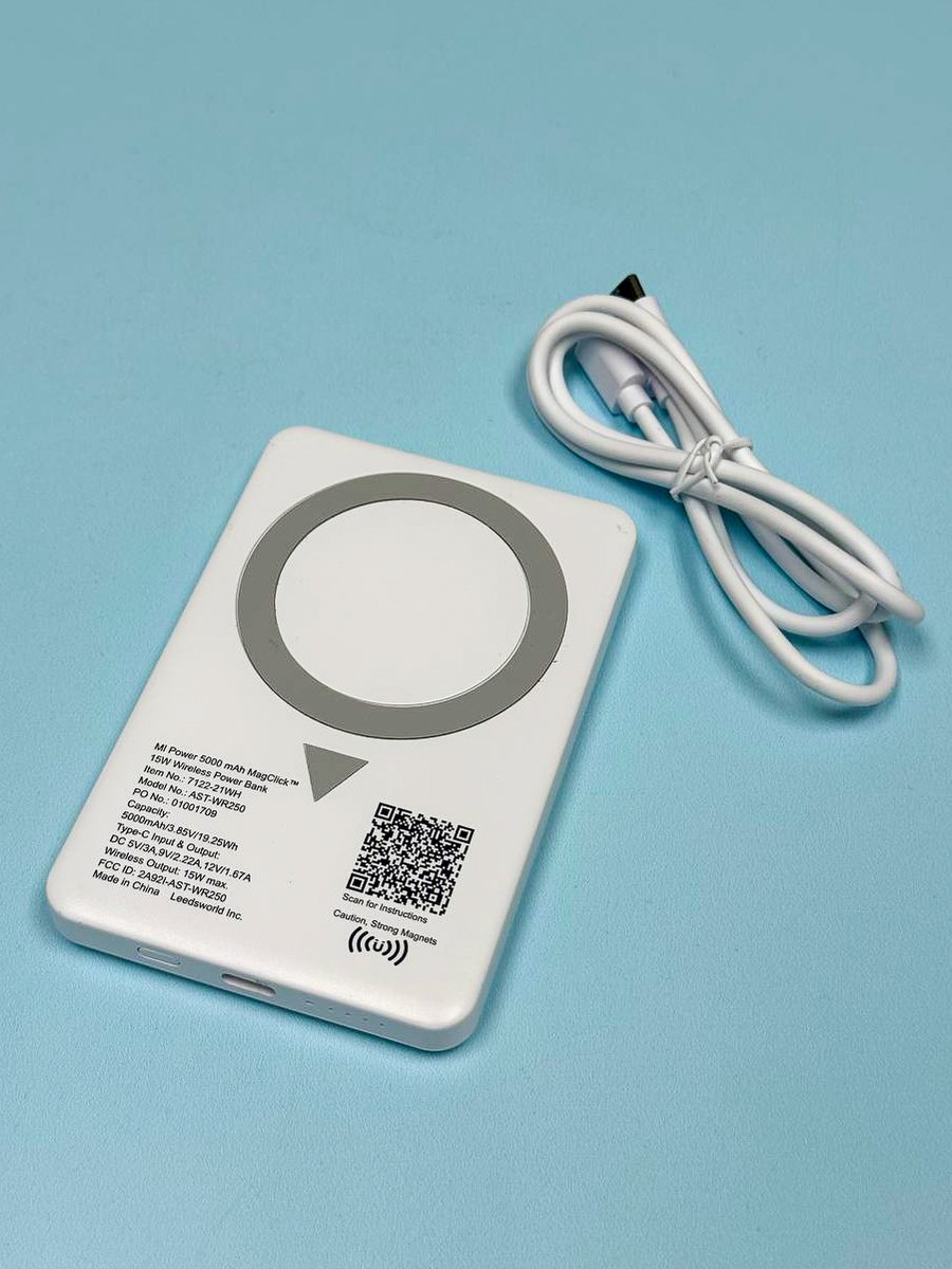 Printleaf's tweet photo. POWER TO YOUR TEAM. ⚡️🗽
📩 Email sales@printleaf.com for a quote today! 🚀 #CorporateGifts #NYC #Printleaf #TechMerch #EmployeeAppreciation https://t.co/IvCNsizEVs