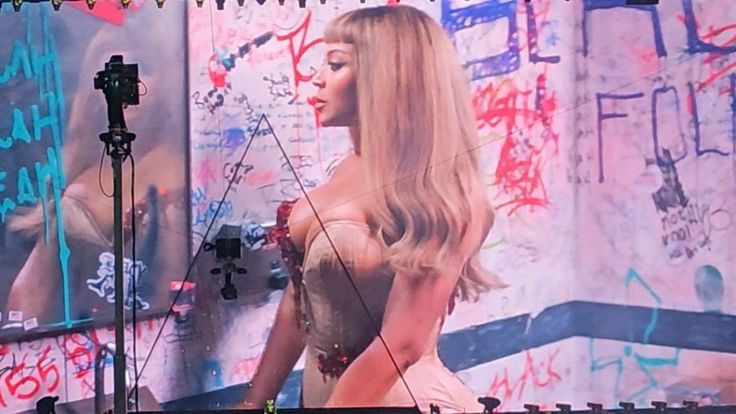 beyoncé hourly 𐚁ིྀ 🐬ৎ୭˚˖٠ tweet media