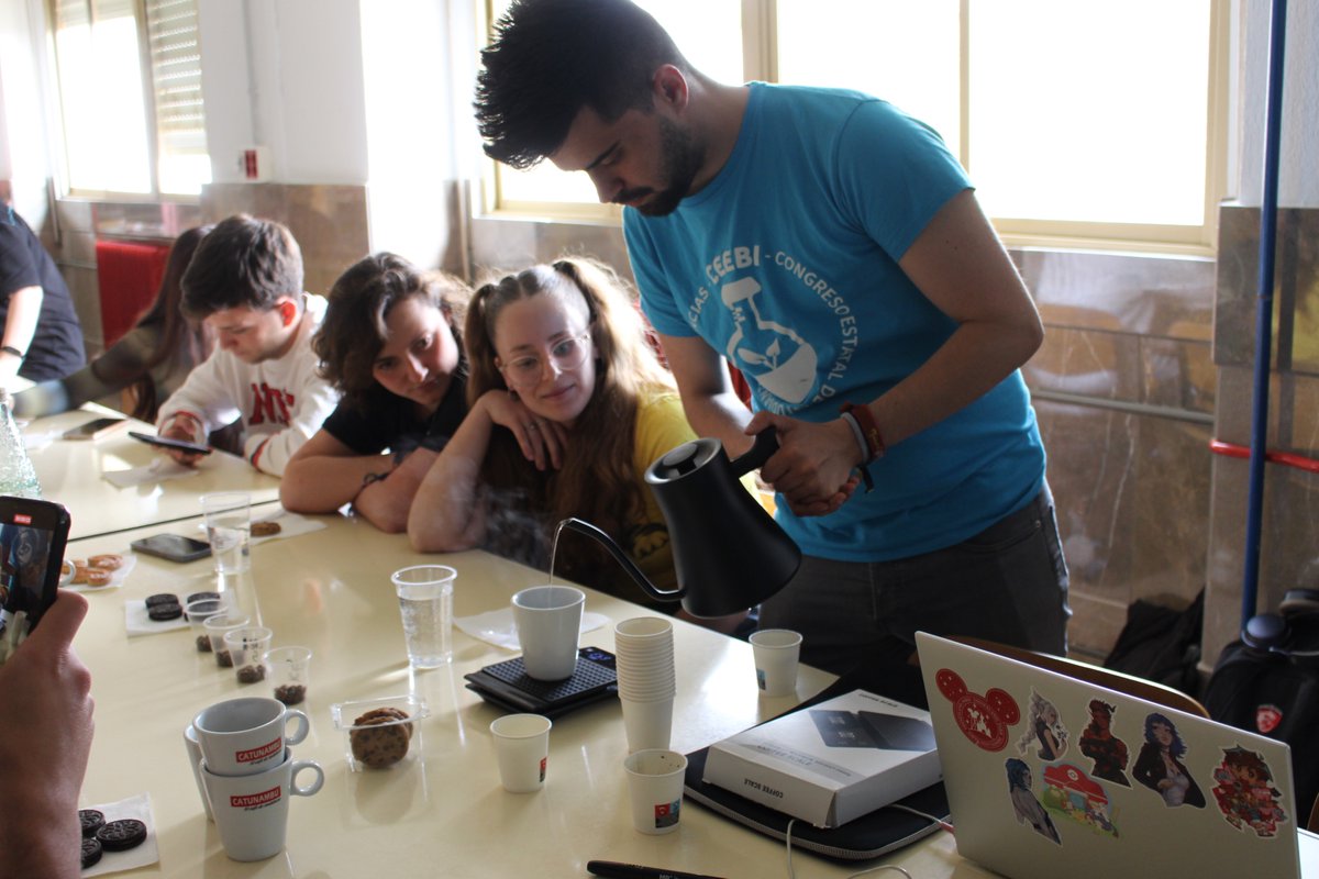 ffarmaciaUGR's tweet photo. Esta semana se han celebrado en nuestra Facultad dos catas dentro de la «Introducción al análisis sensorial», organizadas junto a @CYTAGRA: de agua mineral y carbonatada 🥤 (7 de abril; Profa. Virginia Robles) y de café ☕ (hoy, 9 de abril; Miguel Navarro). 
#FFarmaciaUGR https://t.co/1tR1ScEAyS