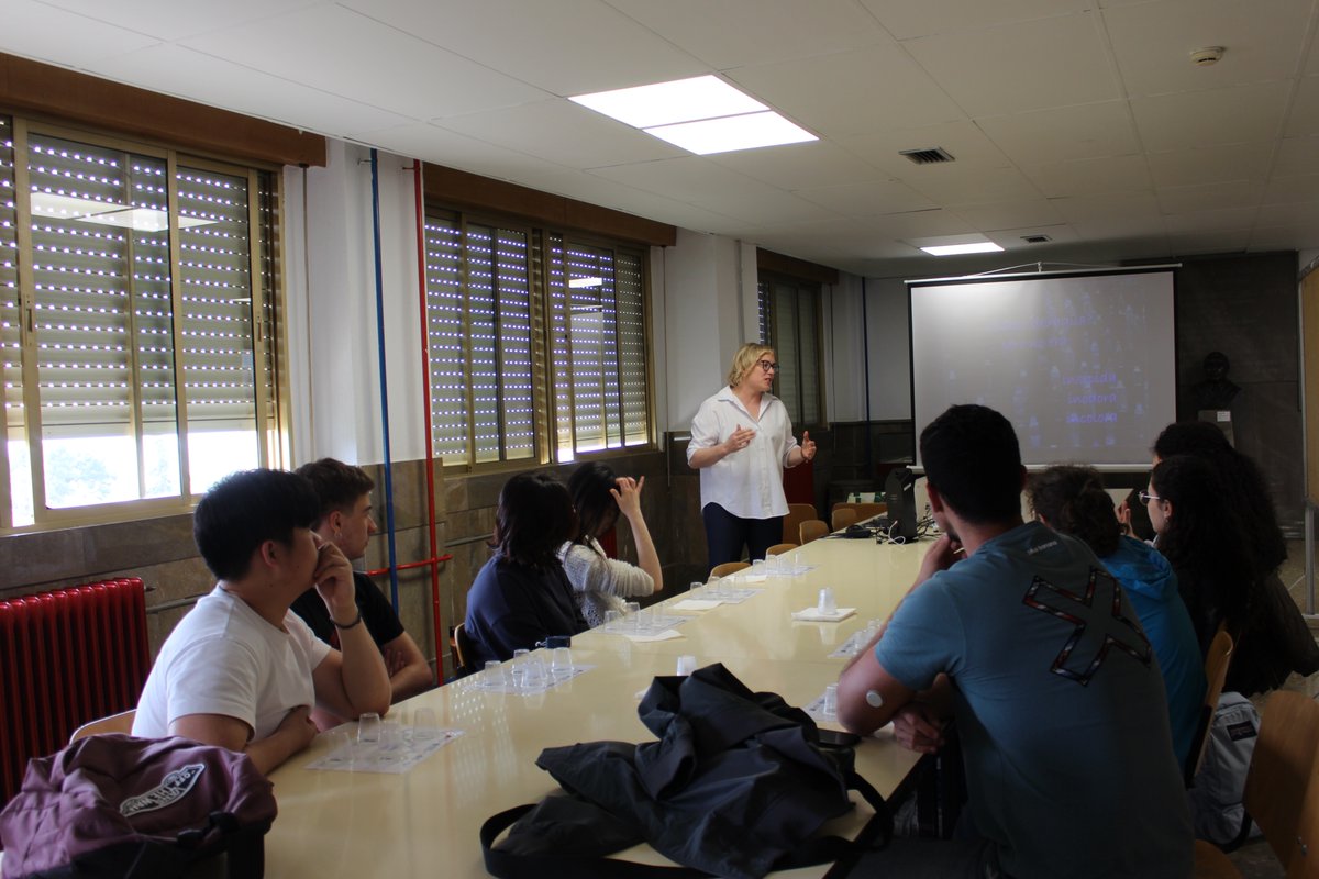 ffarmaciaUGR's tweet photo. Esta semana se han celebrado en nuestra Facultad dos catas dentro de la «Introducción al análisis sensorial», organizadas junto a @CYTAGRA: de agua mineral y carbonatada 🥤 (7 de abril; Profa. Virginia Robles) y de café ☕ (hoy, 9 de abril; Miguel Navarro). 
#FFarmaciaUGR https://t.co/1tR1ScEAyS