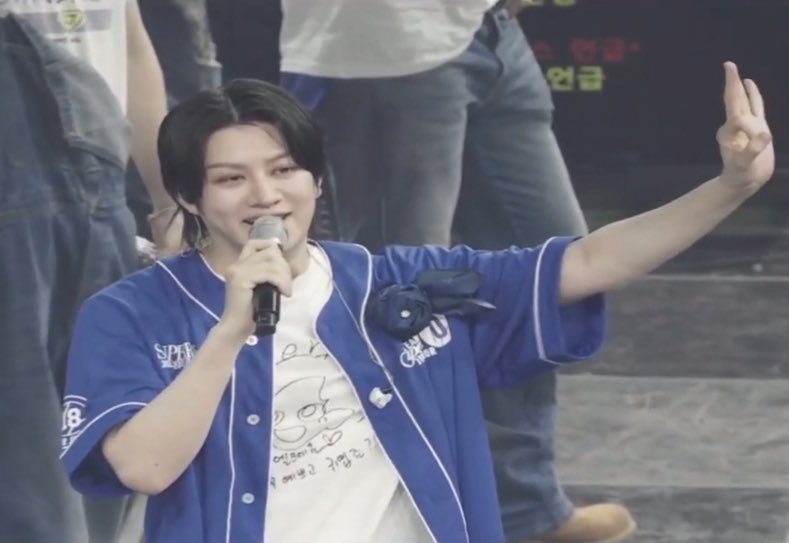 TeukGel03's tweet photo. HEECHUL SJ CORE DAY 3 - LAST MENT

(As expected our very witty heenim)

🍒: I also have something I want to say. I’ll do it as a three-line acrostic poem (삼행시) with ‘three things.’
👤: Ah, nice.
🍒:  ‘Three things’—
🐰: no wait, you’ll use what? ‘bad manners’ (싸가지)?

++ https://t.co/6753bMz1Ma