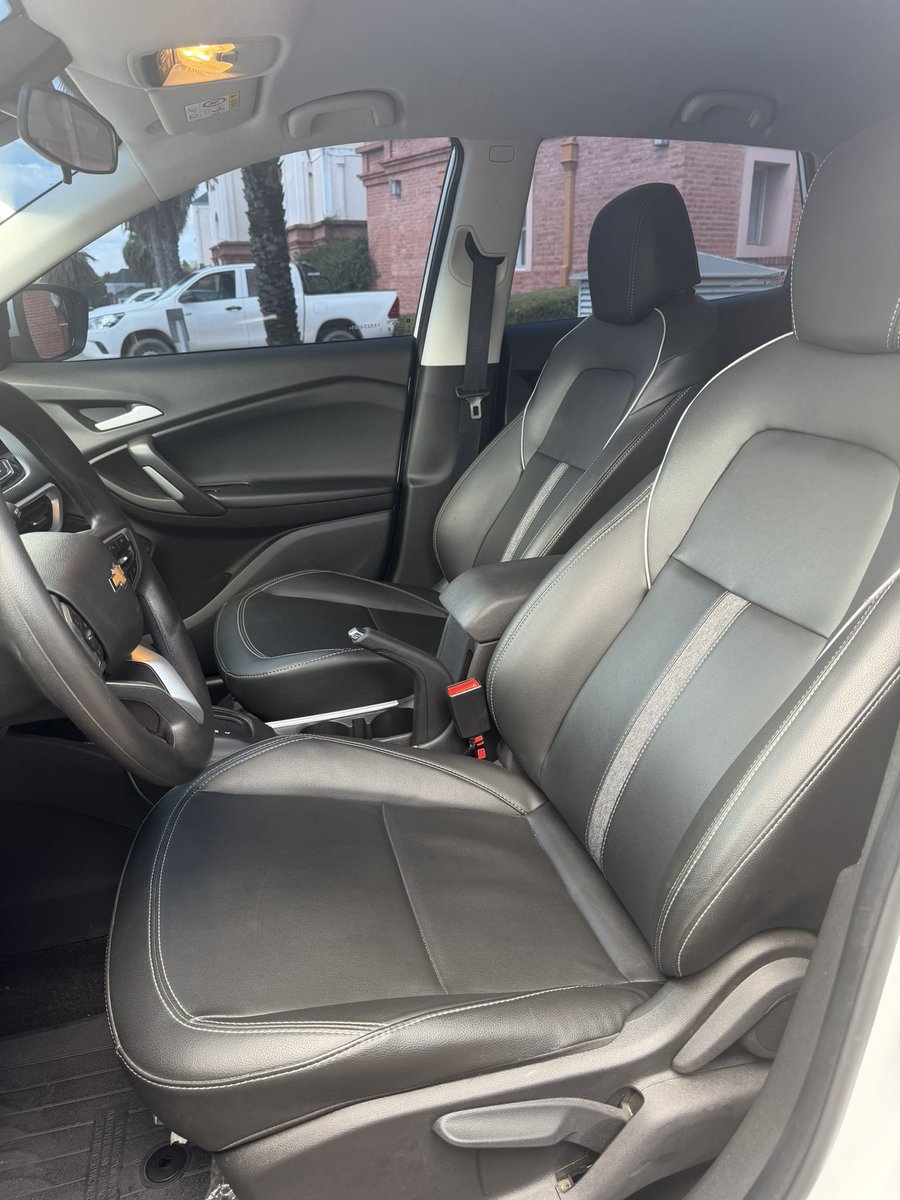 Muchachos para el que quiera algo semi-nuevo, les presento:
   Chevrolet Tracker LTZ AT 1.2T
   2025 | 4.500KM
En garantía 
24.000 U$S
De contado, escucho ofertas.
   Tomo permutas de menor valor.