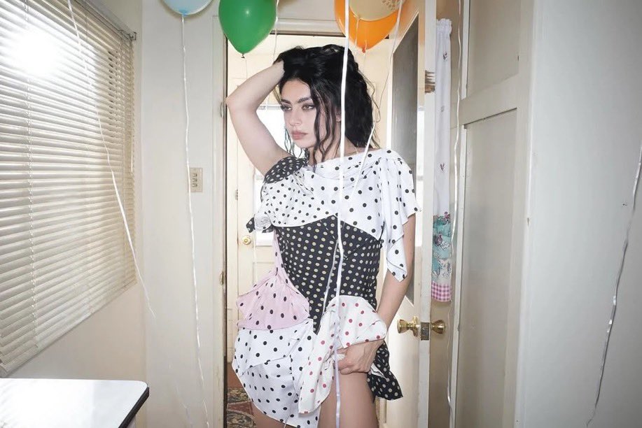 This look is so good that whenever i see a polka dots piece of fabric i think of her