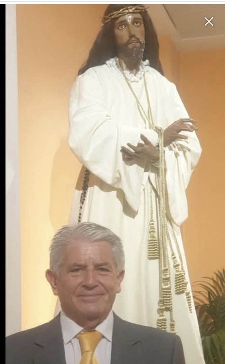 Con el Santísimo y Real Cristo de la Divina Misericordia, que procesiona el Viernes de Dolores,  en Cartagena, realizando el Vía Crucis.