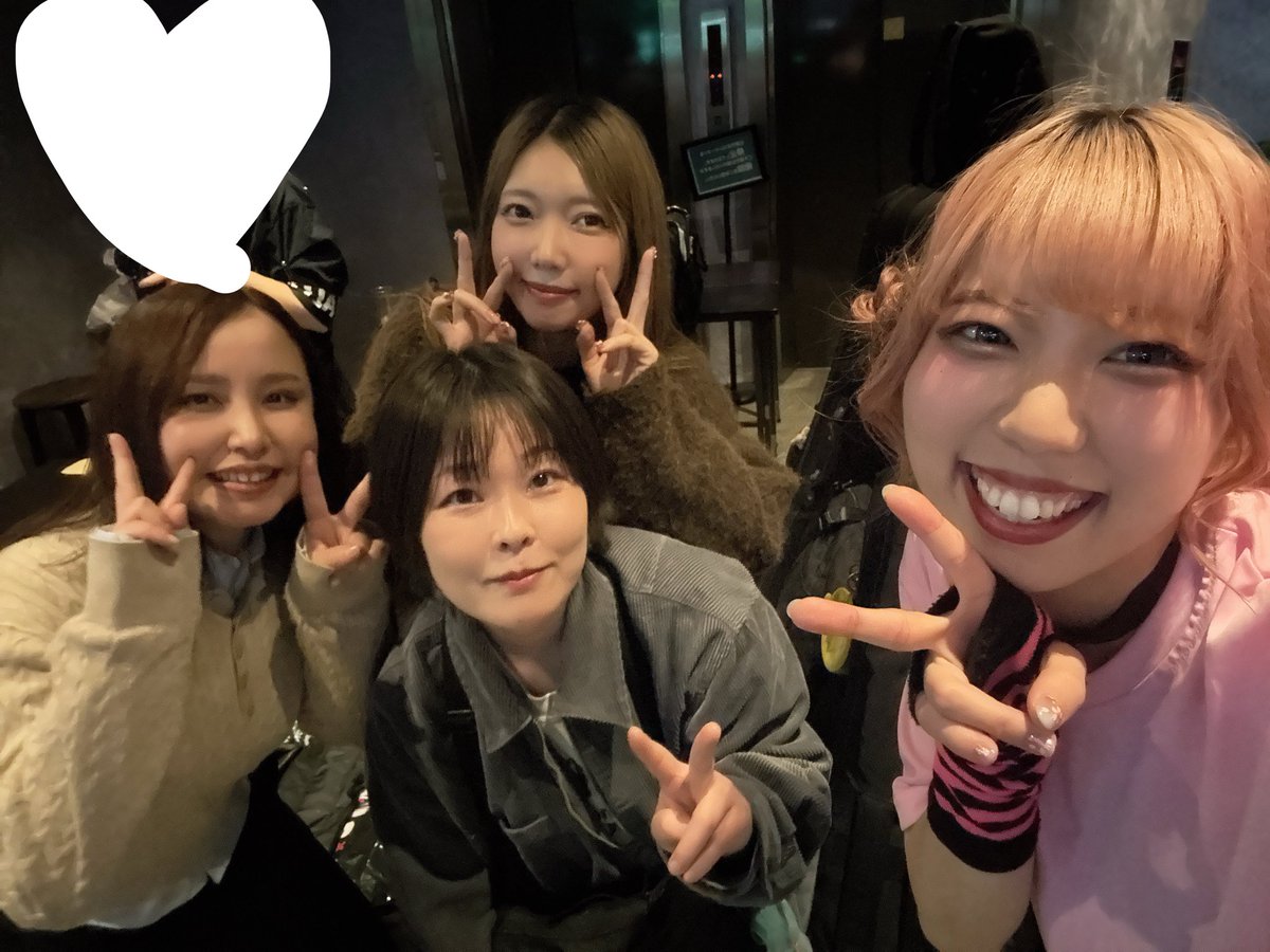 MeeeeeeeiNa518's tweet photo. これは余談ですが
今日まーくんが大遅刻をかましまして🤣🤣🤣笑（初めてwww）

リハができなくて困っていたところ
急遽サウンドチェックで
メルさんがとうななを叩いてくれたのです😭😭

主催の日にカバーしてくれてたので🤣
大感謝😭😭😭

みみみは今日も最高にかっこよかった、、、、 https://t.co/2pB2PA4EgC