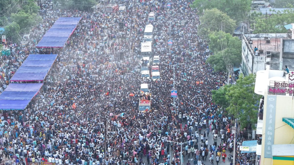 karupu__'s tweet photo. My Grandpa: MGR ku vandha crowd lam pathurukiya da ??

Me: Daily pathuttu dhan iruken👑 https://t.co/UZ9QxUP3lx