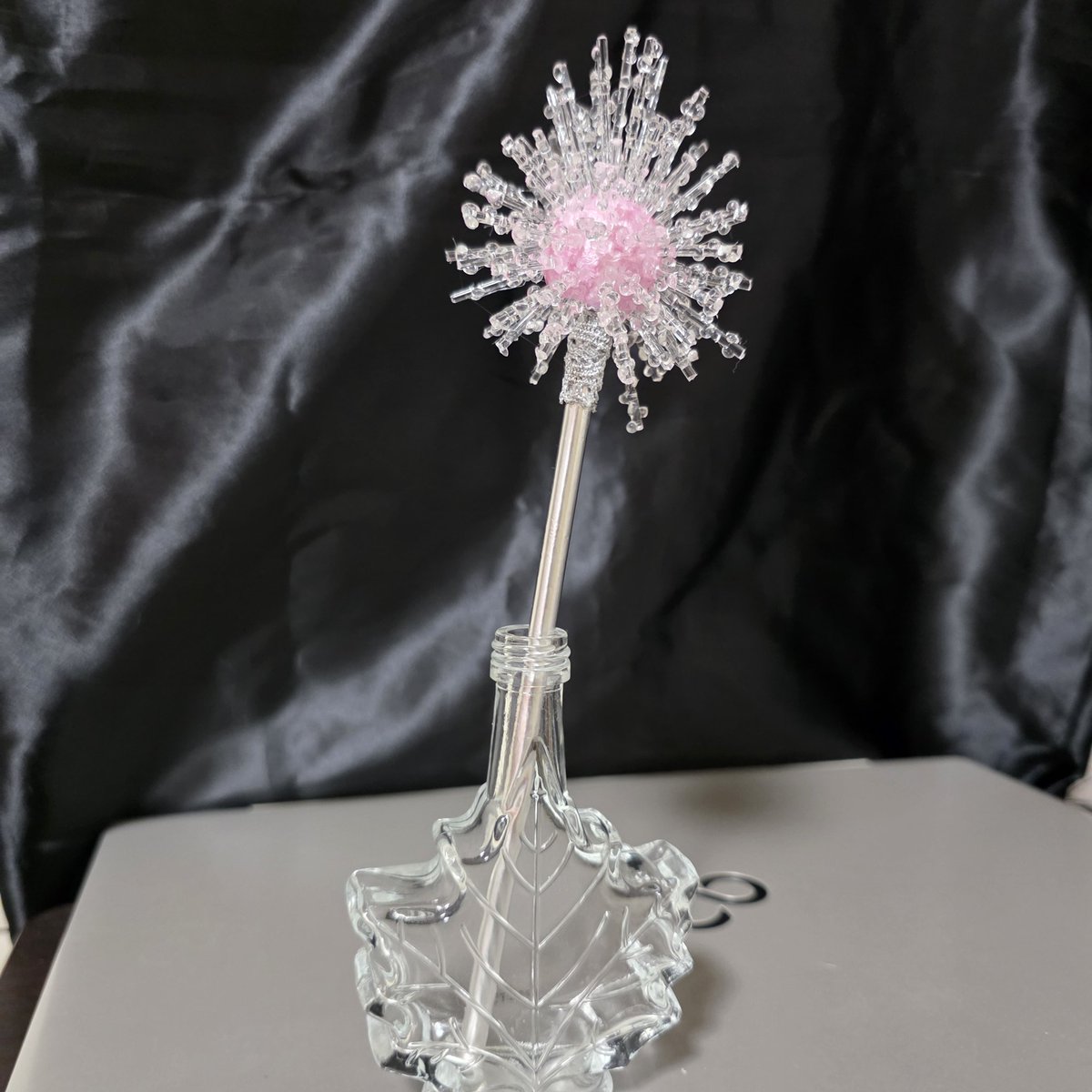 pomemama6's tweet image. グリンダの魔法の杖作った後で、もっと透明なグルースティックがあると知ってガックリ😵やめときゃいいのにチャレンジしてみた(動画は倍速)画像では違いが分かりにくいけどキラキラ感が増した気がする。ついでにミニ杖作った(もういい加減杖から脱出します)😅 #wicked