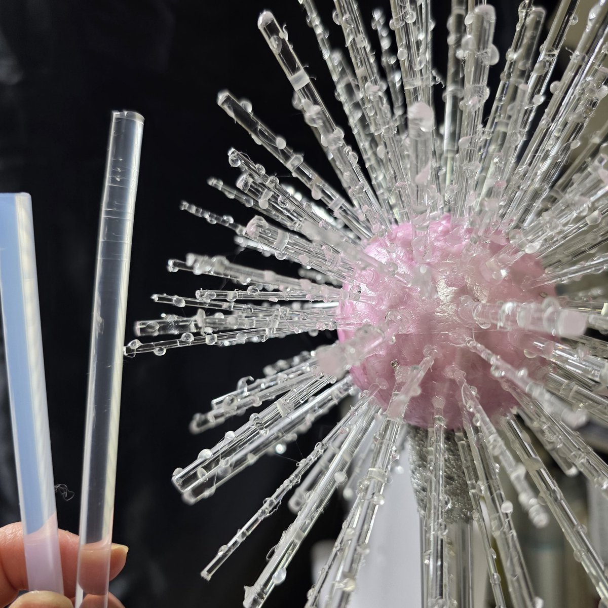 pomemama6's tweet image. グリンダの魔法の杖作った後で、もっと透明なグルースティックがあると知ってガックリ😵やめときゃいいのにチャレンジしてみた(動画は倍速)画像では違いが分かりにくいけどキラキラ感が増した気がする。ついでにミニ杖作った(もういい加減杖から脱出します)😅 #wicked