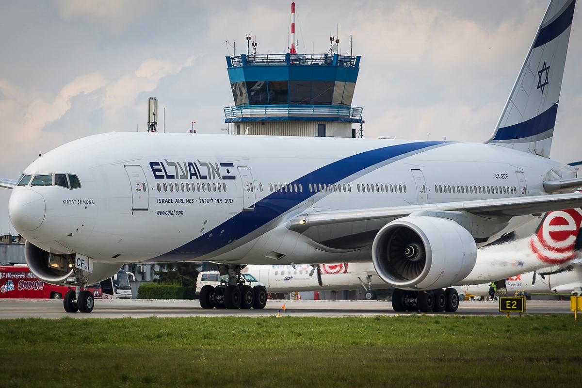 Lotnisko w Radomiu serwisowane dwa
Izrelskie Boeingi. To jest skandal zeby pomagać ludobójcom Palestyńczyków!!!

Dwa samoloty pasażerskie Boeing 777 izraelskich linii lotniczych El Al zostały przebazowane do lotniska w Radomiu z powodu napiętej sytuacji na Bliskim Wschodzie.