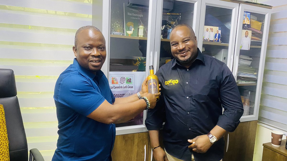 cocoaelixir1's tweet photo. Belle séance de travail avec monsieur GOBLI responsable du conseil café cacao, cette rencontre avec notre directeur monsieur Charles B Denzel a permis de déguster les différentes saveurs de COCOAELIXIR et de mieux s’imprégner de l’esprit de l’élixir. Conseil café cacao one love❤️ https://t.co/HpxDyxoDbq